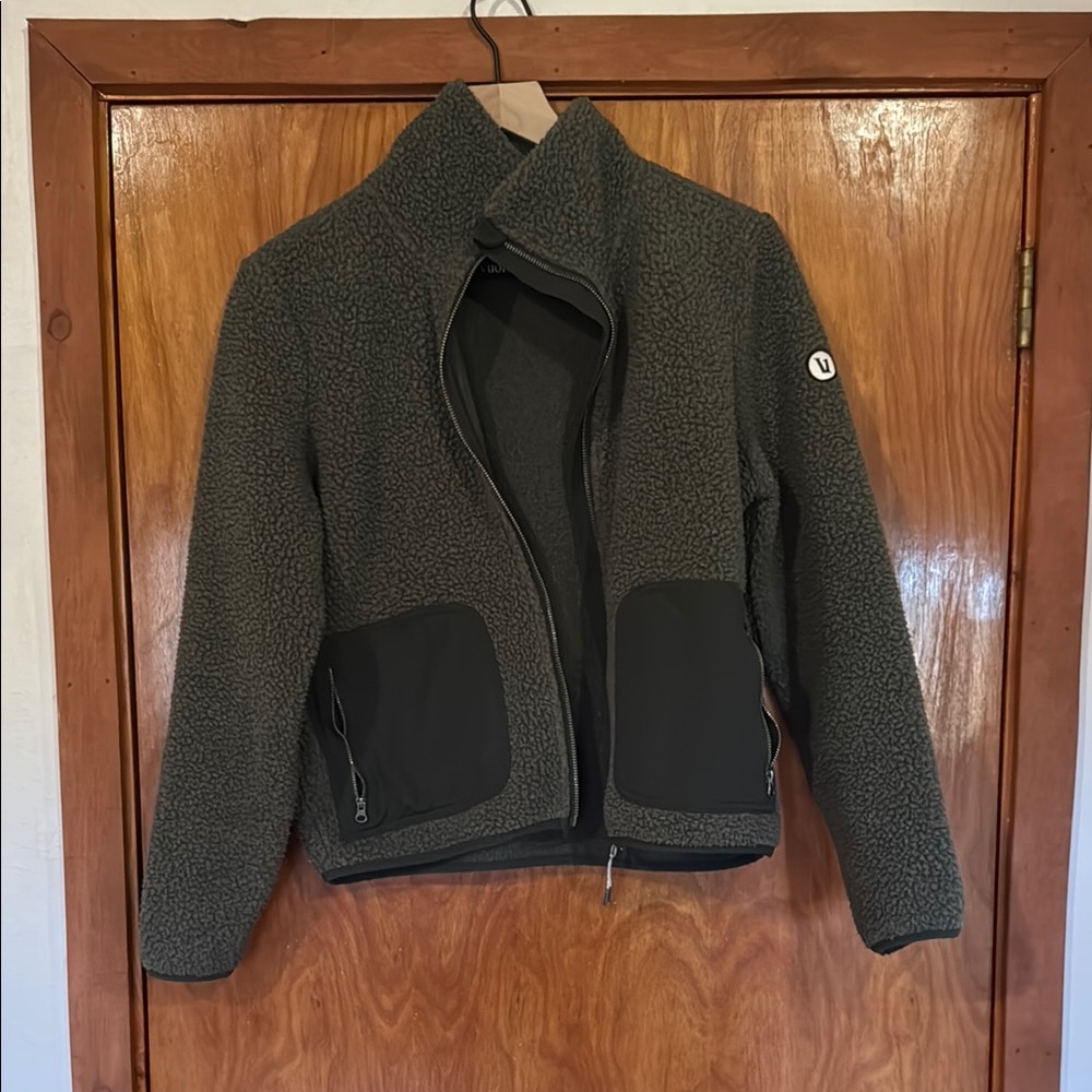 Vuori Sherpa Jacket in Olive